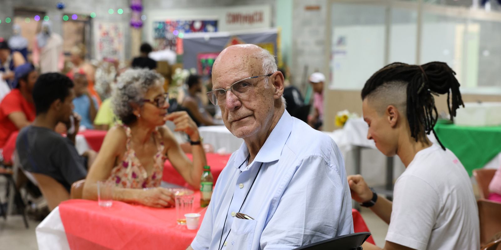 Almoço de Natal reúne população de rua em São Paulo com apoio do padre Júlio Lancelotti