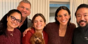 Bruna Marquezine e família ao lado de chef Andy Japa nos Estados Unidos. Foto: Reprodução/Inst...