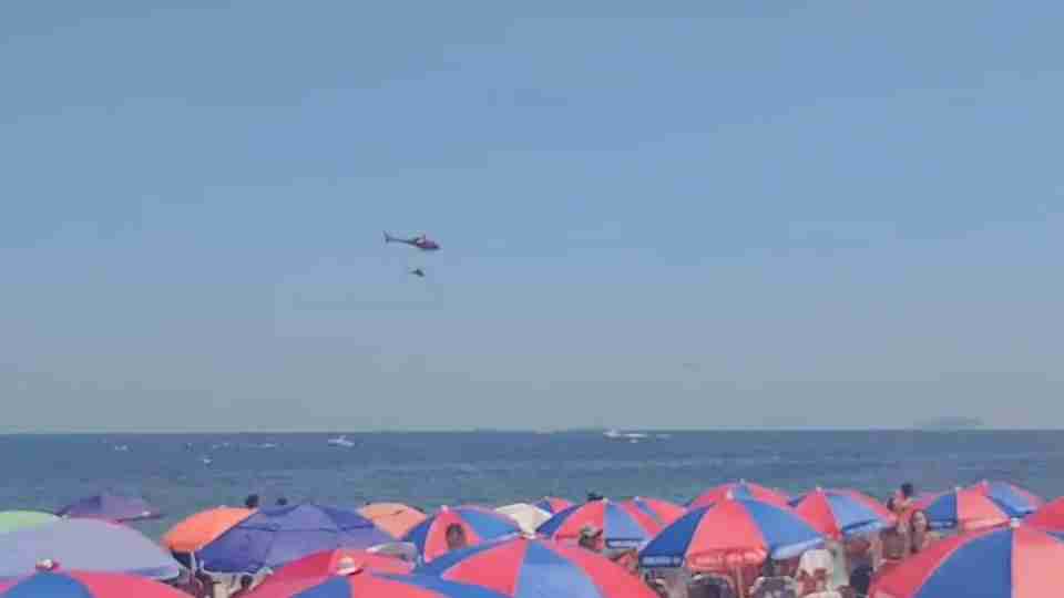 Avião de pequeno porte cai no mar em Copacabana e mobiliza operação de resgate