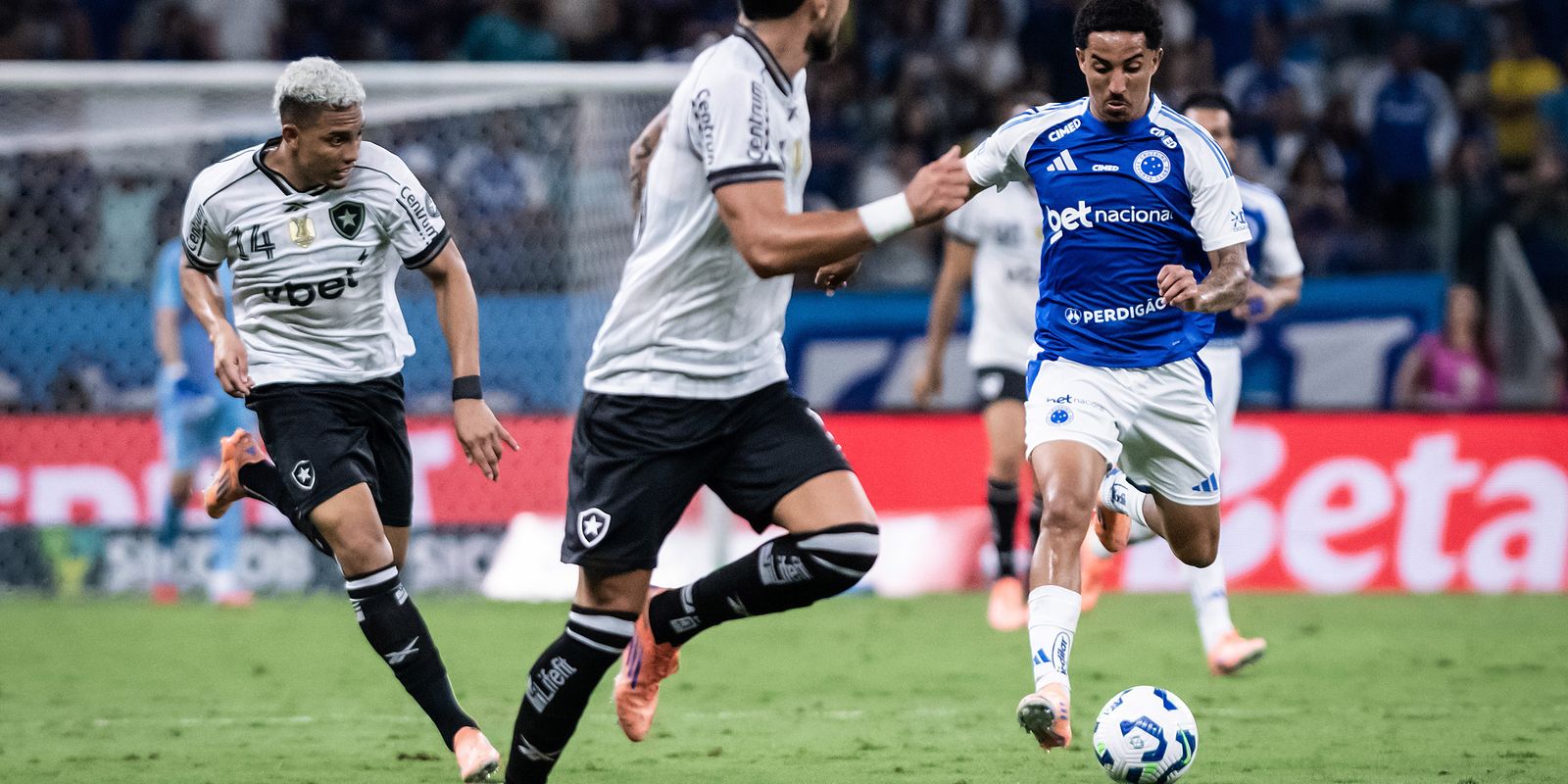 Cruzeiro abre 2 a 0, mas Botafogo reage nos acréscimos e garante empate no Mineirão