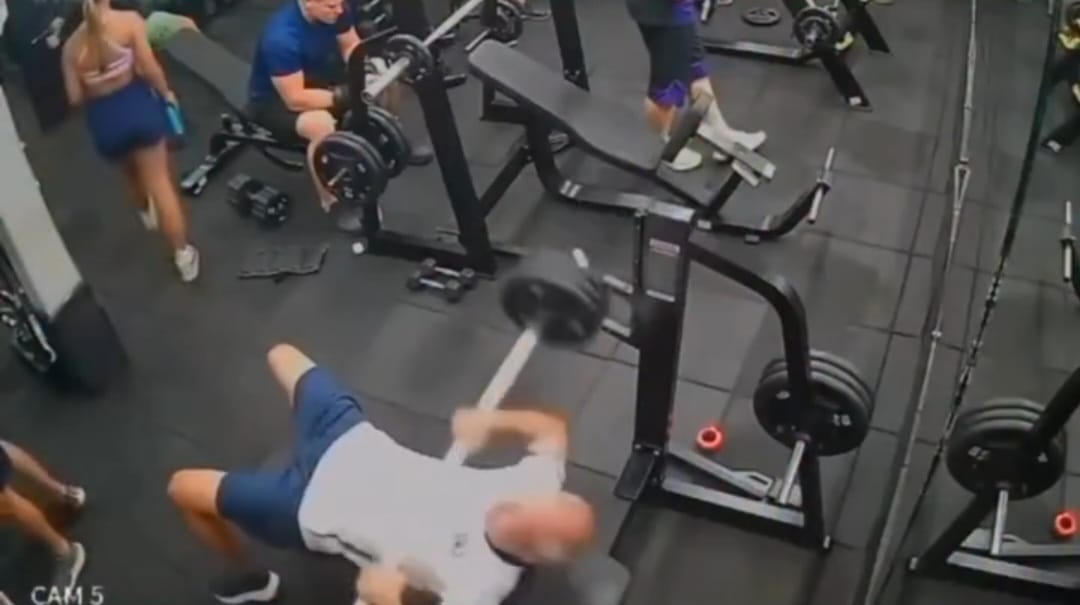 Homem morre após ser atingido por barra do supino em academia