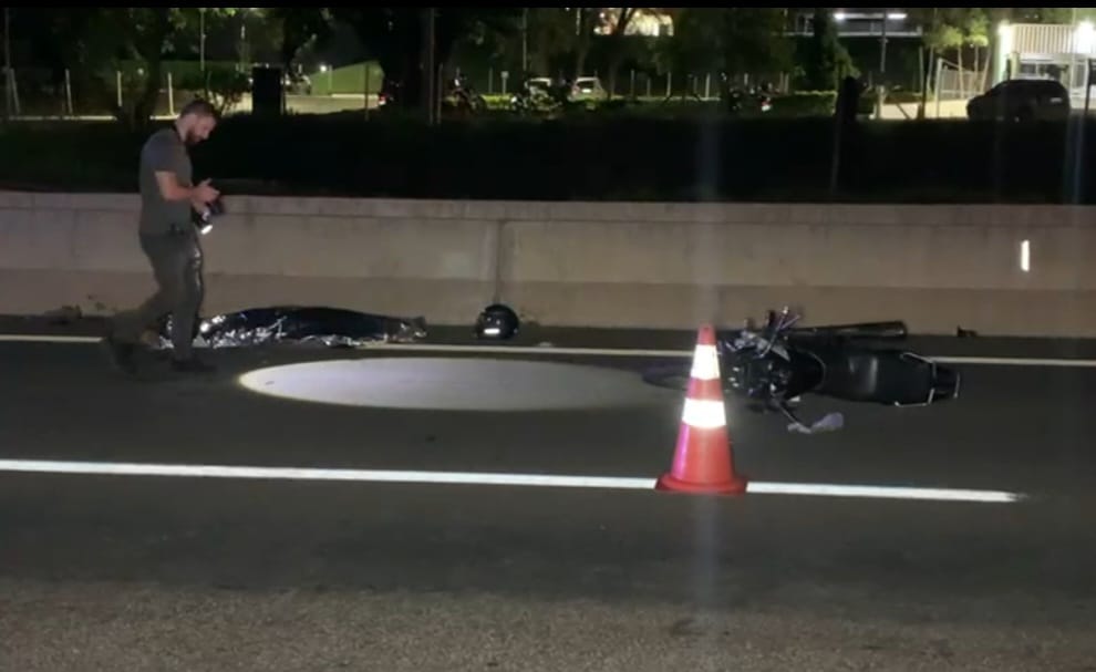 Motociclista morre após colidir na traseira de caminhão carregado com papelão em rodovia de Limeira