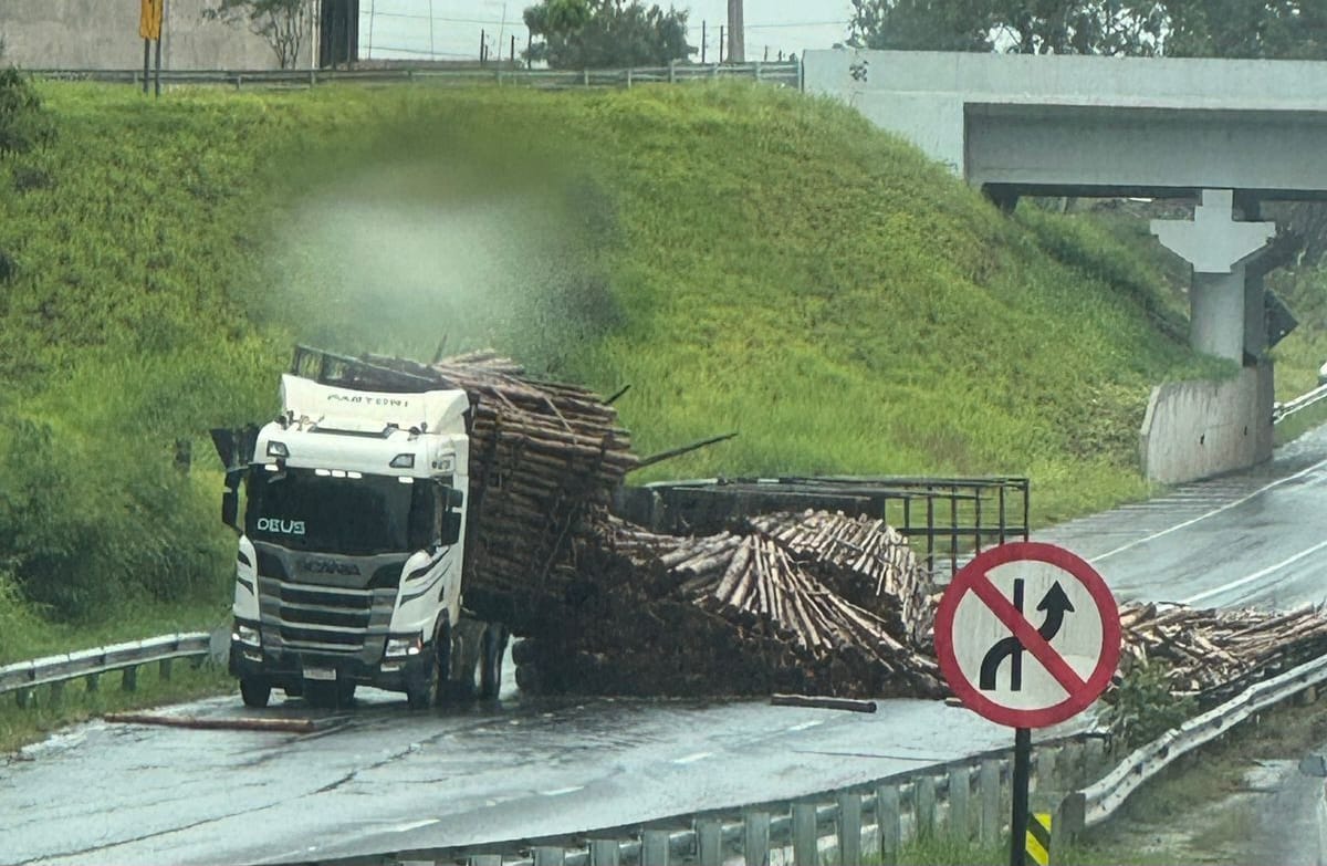 Carreta carregada de madeira tomba e interdita trecho da Rodovia Geraldo de Barros, em Piracicaba