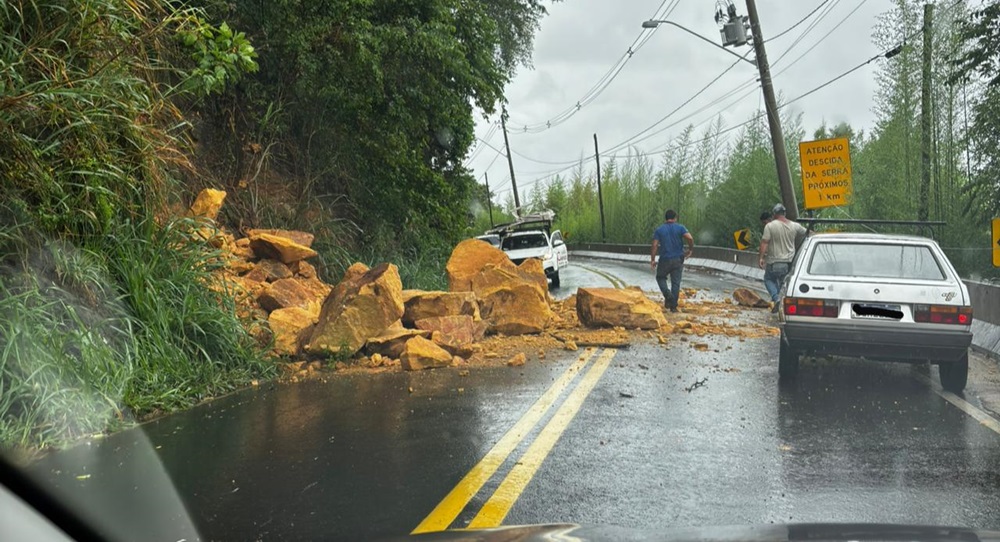 Chuva intensa provoca queda de pedras e interdita trecho da Serra de São Pedro