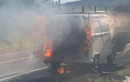 Kombi pega fogo e assusta motoristas na Rodovia Hermínio Petrin, entre São Pedro e Charqueada
