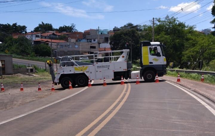 Moradores denunciam isolamento há quatro dias após obstrução da Rodovia Samuel de Castro Neves e cobram providências do poder público