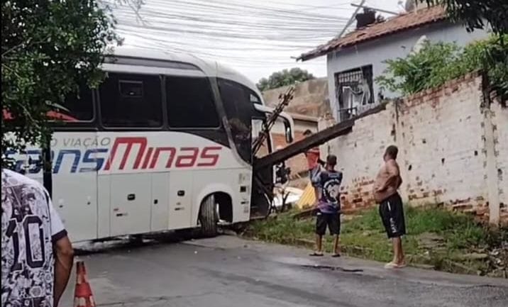 Ônibus perde o freio, desce desgovernado e atinge casa em Piracicaba