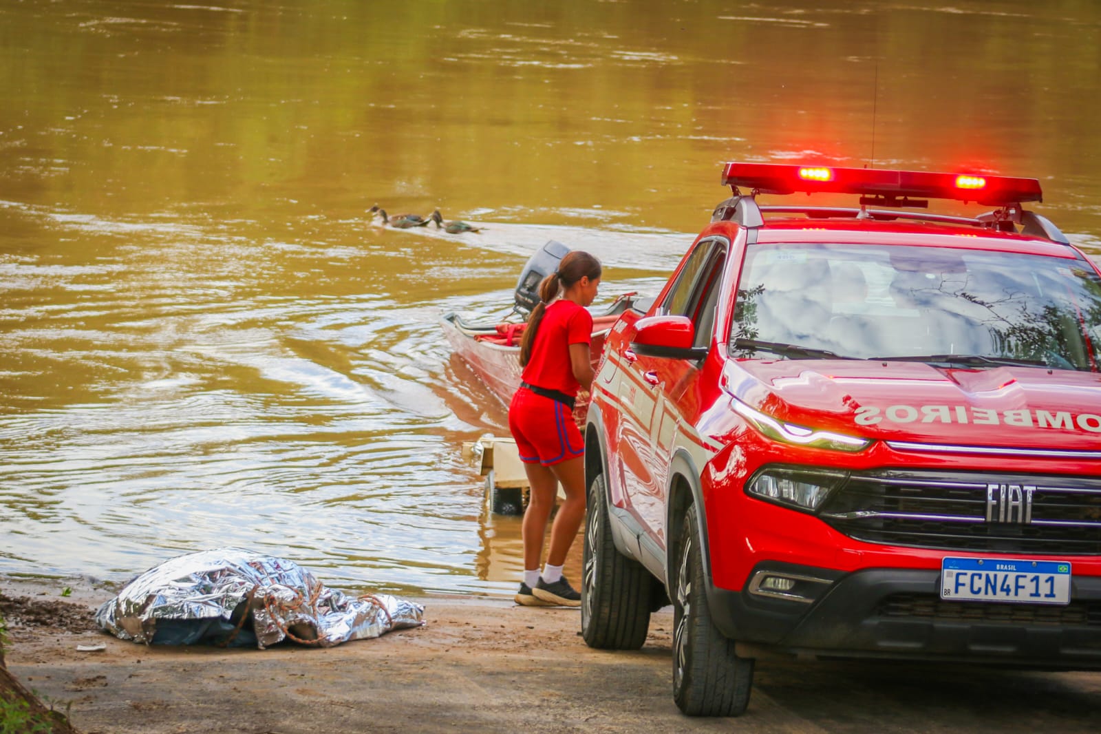 Corpo encontrado boiando no Rio Piracicaba é retirado pelo Corpo de Bombeiros