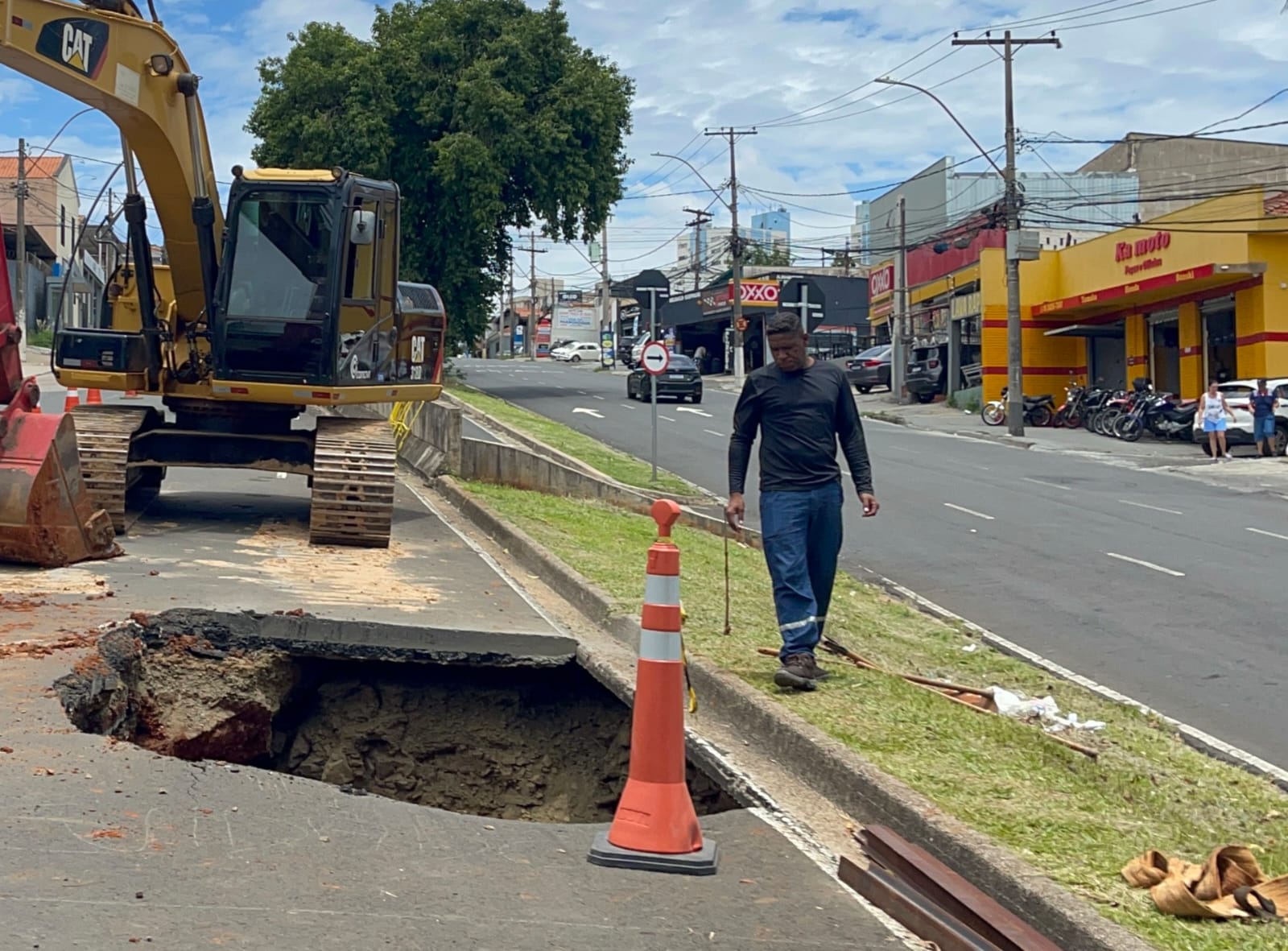 Enorme cratera se abre e chama atenção em avenida de Piracicaba