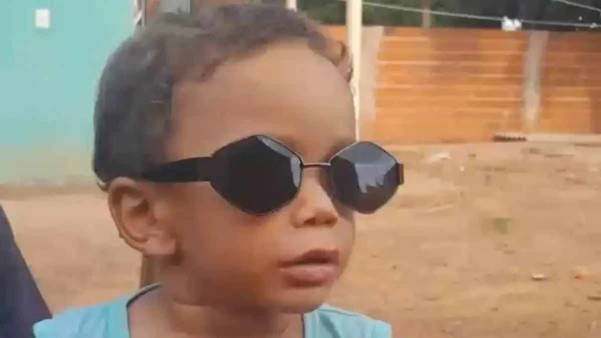 Criança de dois anos morre após ser atingida por fogo de artifício no carro