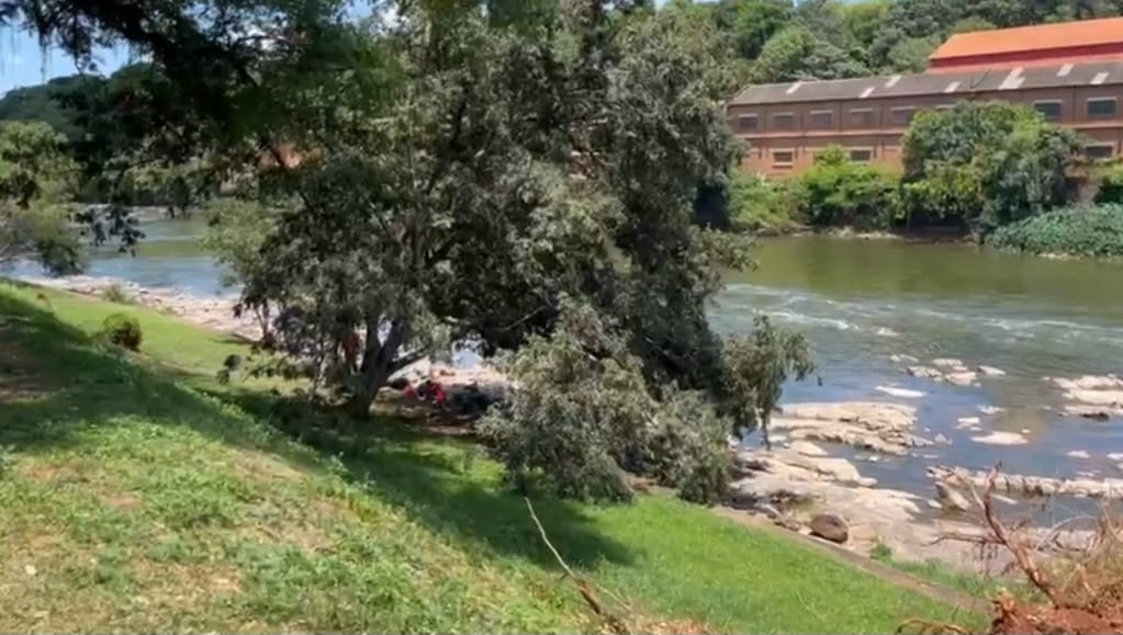 Homem despenca de barranco e cai no Rio Piracicaba