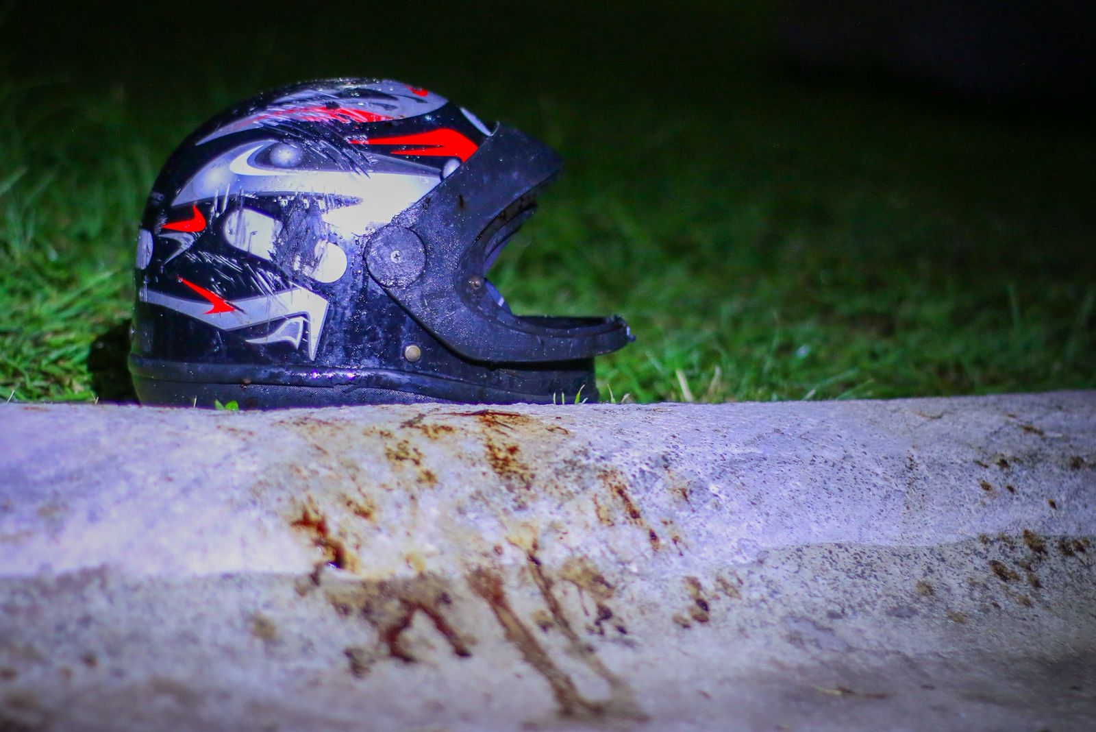 Motociclista fica gravemente ferido após colisão com caminhão na Rodovia Ernesto Paterniani, em Piracicaba