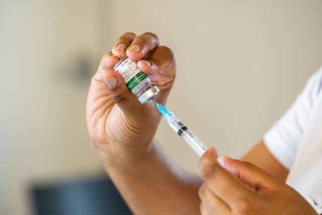 Professora da USP analisa causas da hesitação vacinal no Brasil a antropóloga