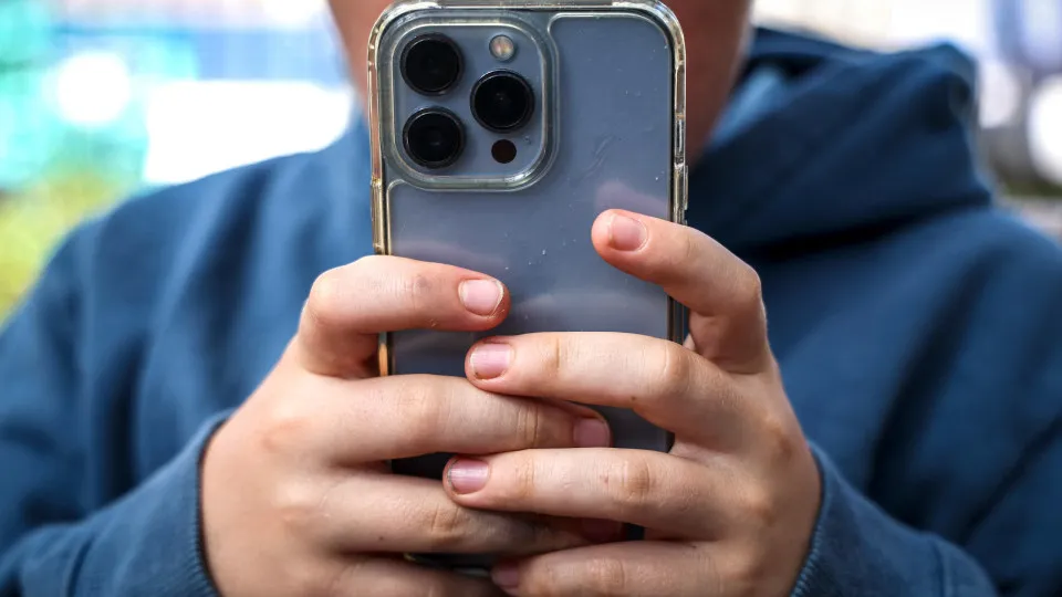 Austrália implementará novas regras rígidas para restringir acesso de menores às redes sociais