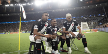 Vasco vira nos acrÃ©scimos e abre vantagem sobre o Fluminense na semi da Copa do Brasil