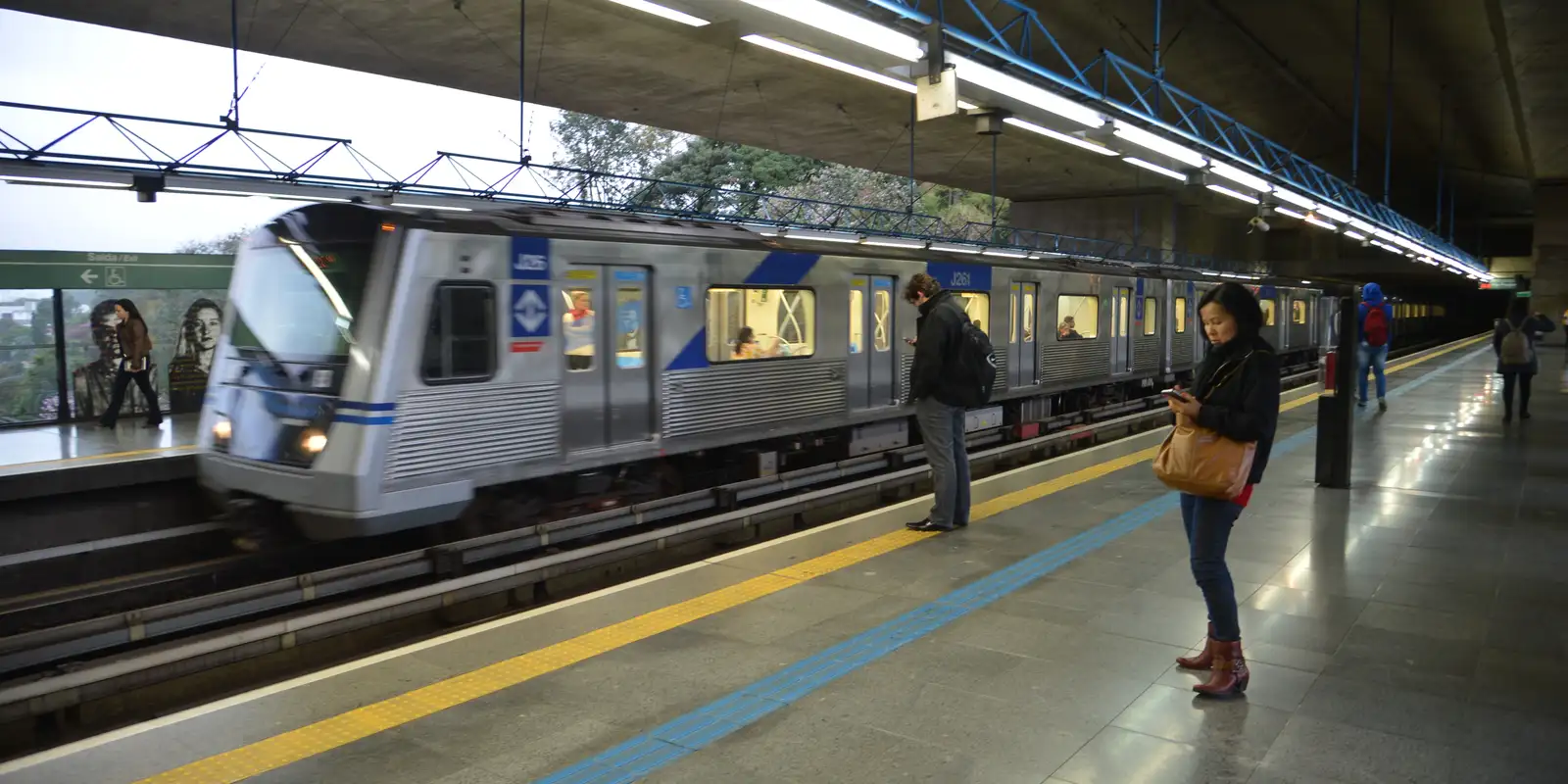 Metrô de SP inicia operação 24 horas em quatro linhas aos fins de semana