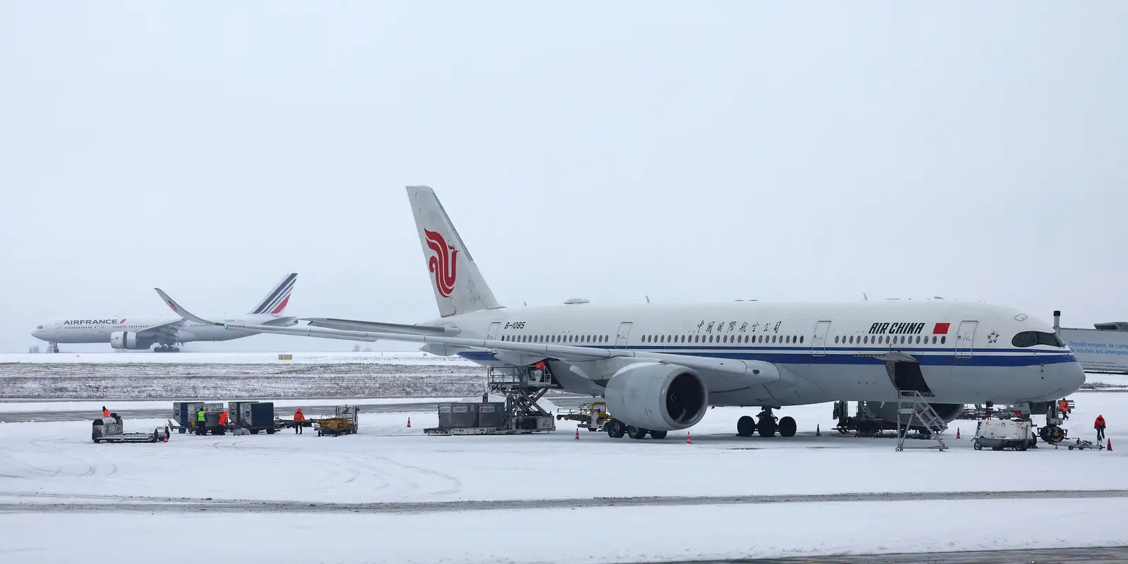 Onda de frio e neve provoca paralisações no transporte em vários países da Europa