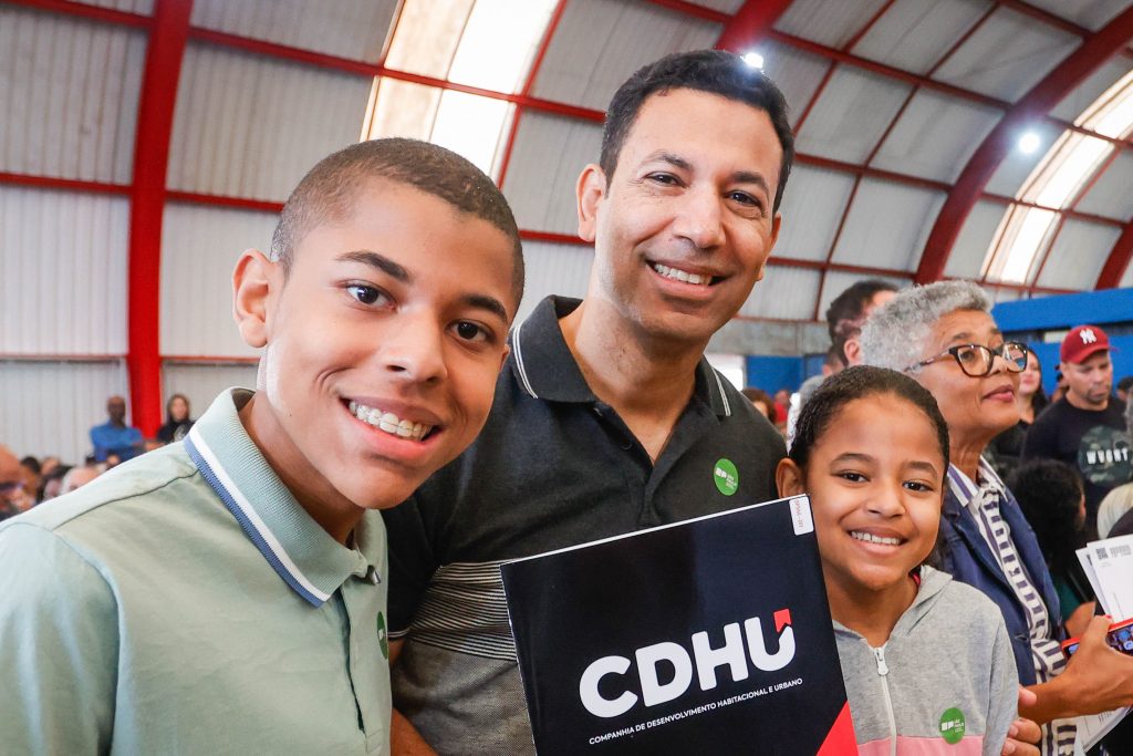 Governo de São Paulo entrega títulos e assegura posse definitiva no Santo Amaro A