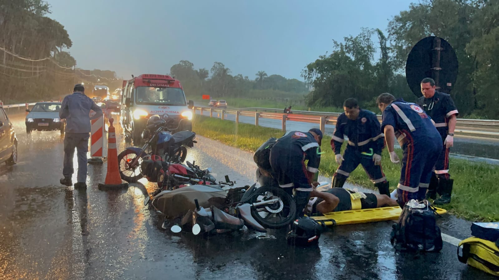 Acidente grave envolvendo motos e carro deixa três feridos na Rodovia Geraldo de Barros, em Piracicaba