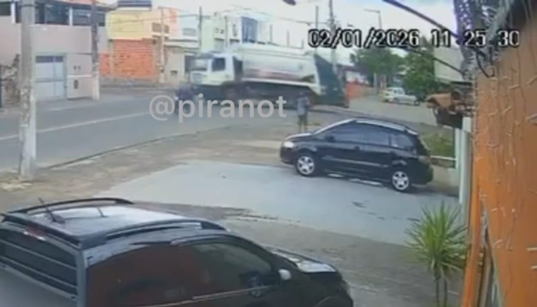 Câmera de segurança registrou momento em que motociclista atingiu caminhão de lixo e morre em Piracicaba