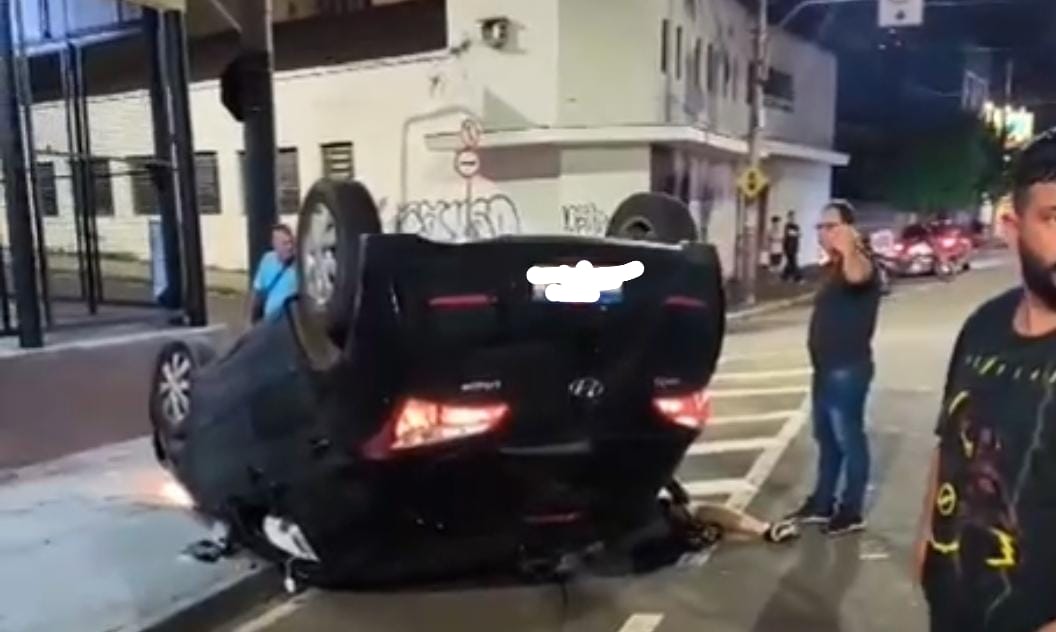 Motorista em aparente estado de embriaguez capota veículo no Centro de Piracicaba