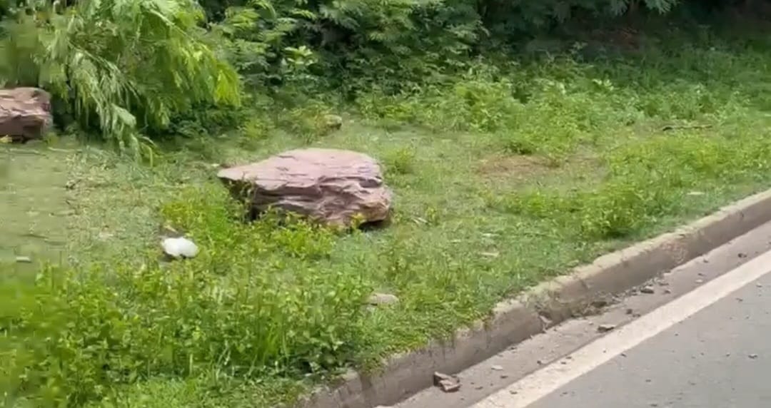 Rochas caem da Pedreira do Bongue e assustam motoristas em Piracicaba