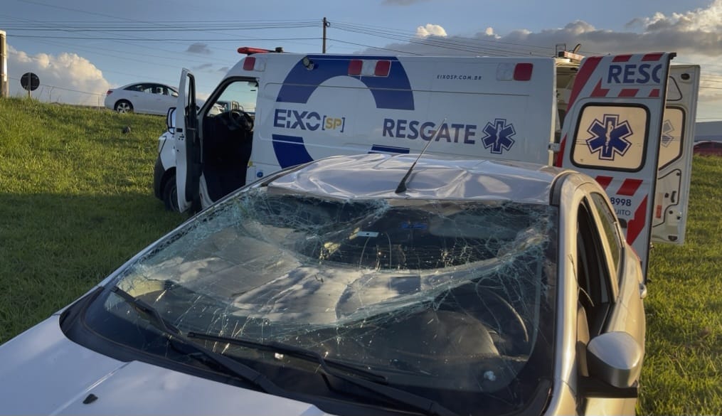 Carro capota e deixa duas pessoas feridas em rodovia de Piracicaba