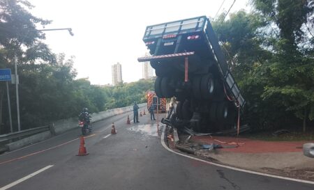 Caminhão carregado de postes de energia perde o controle e cai às margens do Rio Piracicaba, em Piracicaba