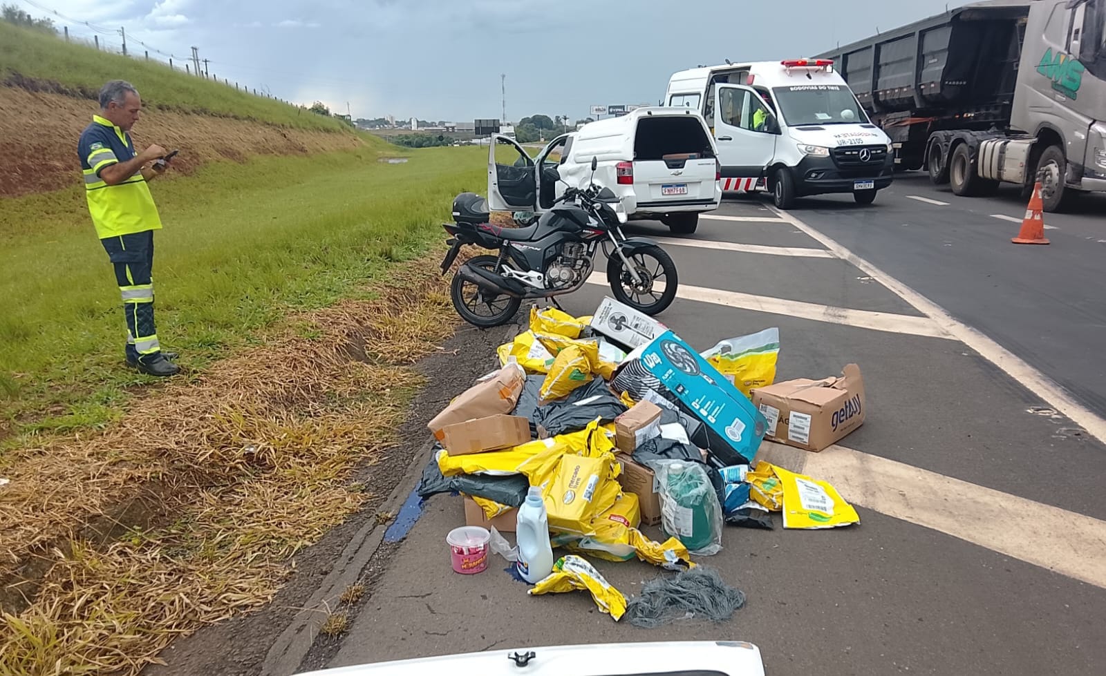Entregador do Mercado Livre fica ferido após capotar o veículo em rodovia de Piracicaba