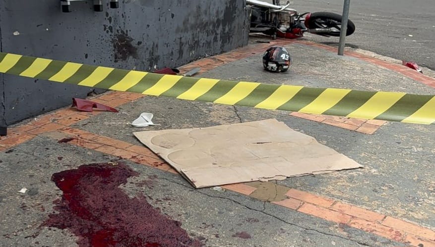 Motociclista fica gravemente ferido após ignorar placa ‘pare’ e colidir frontalmente com caminhão em Piracicaba