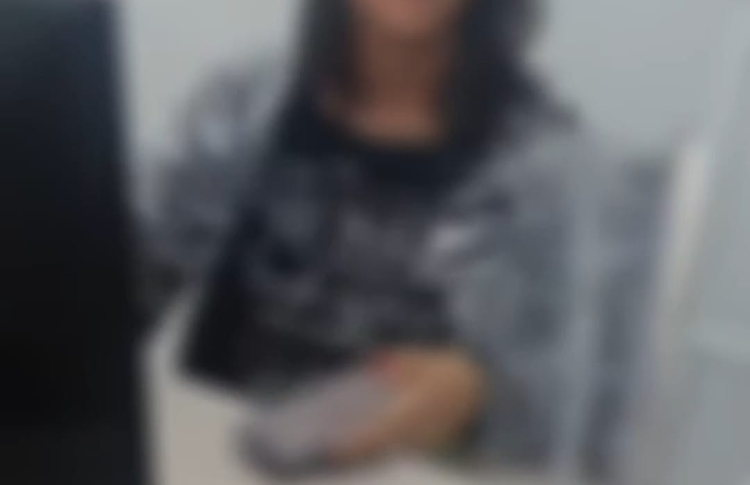 Pacientes denunciam uso de celular durante expediente por funcionária de farmácia em Piracicaba