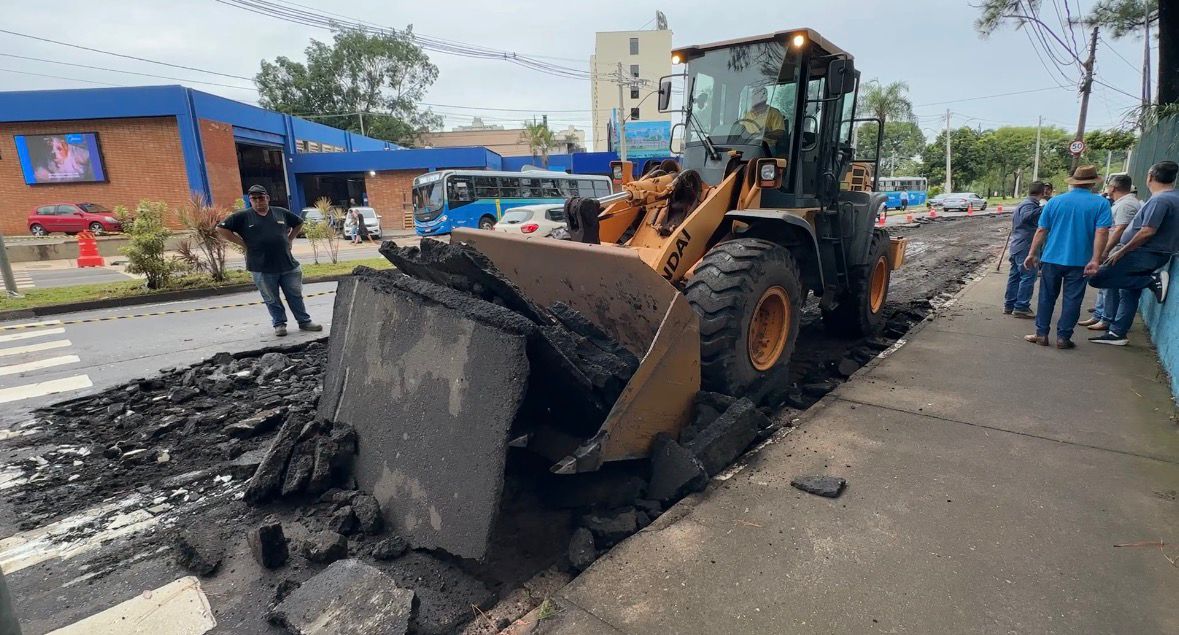 Avenida Armando Salles de Oliveira amanhece destruída após chuva em Piracicaba; equipes trabalham no local