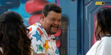 Babu Santana apareceu usando pente-garfo no cabelo Foto: Reprodução/Globoplay/Divulgação