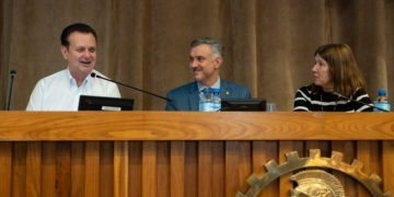 Ao lado de Gilberto Kassab, o presidente do Confea, Engenheiro Vinicius Marchese e a presidente do Crea-SP, engenheira Lígia Mackey. Créditos: Divulgação