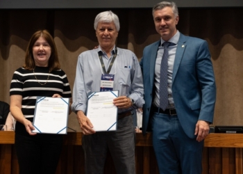 Da esq. para dir.: engenheira Lígia Mackey, presidente do Crea-SP, diretor de Engenharia do DER-SP, José Carlos de Moraes Rodrigues Alves e presidente do Confea, engenheiro Vinicius Marchese. Créditos: Divulgação