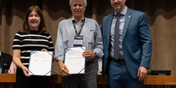 Da esq. para dir.: engenheira Lígia Mackey, presidente do Crea-SP, diretor de Engenharia do DER-SP, José Carlos de Moraes Rodrigues Alves e presidente do Confea, engenheiro Vinicius Marchese. Créditos: Divulgação