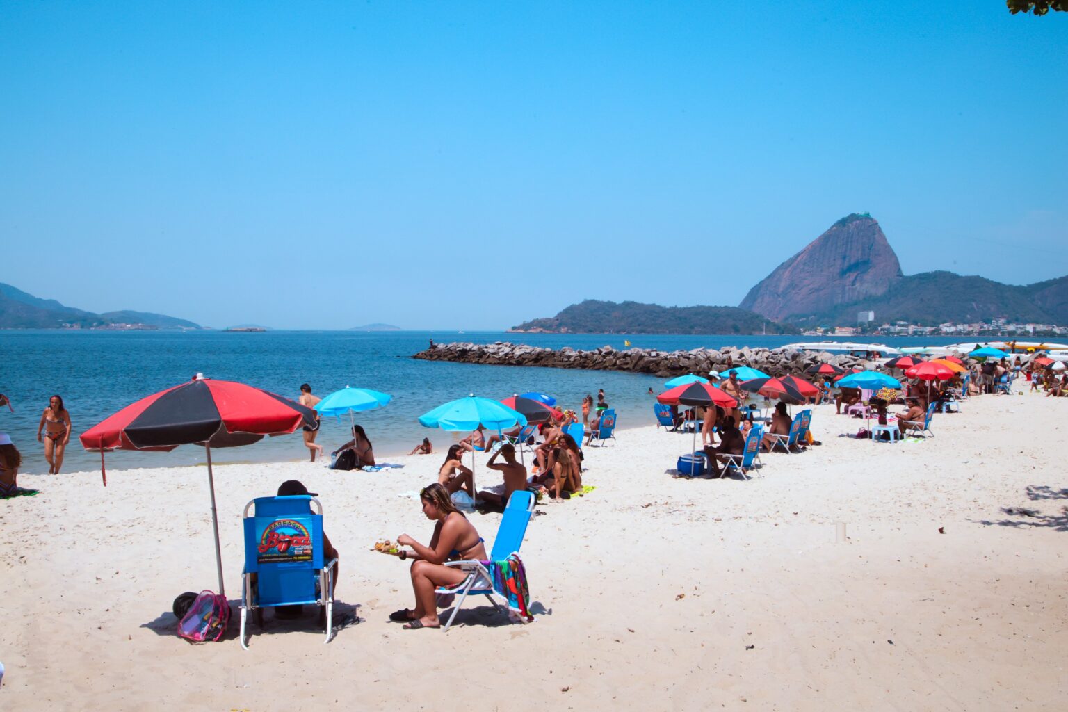 Turismo internacional no Brasil bate recorde e lidera crescimento global em 2025