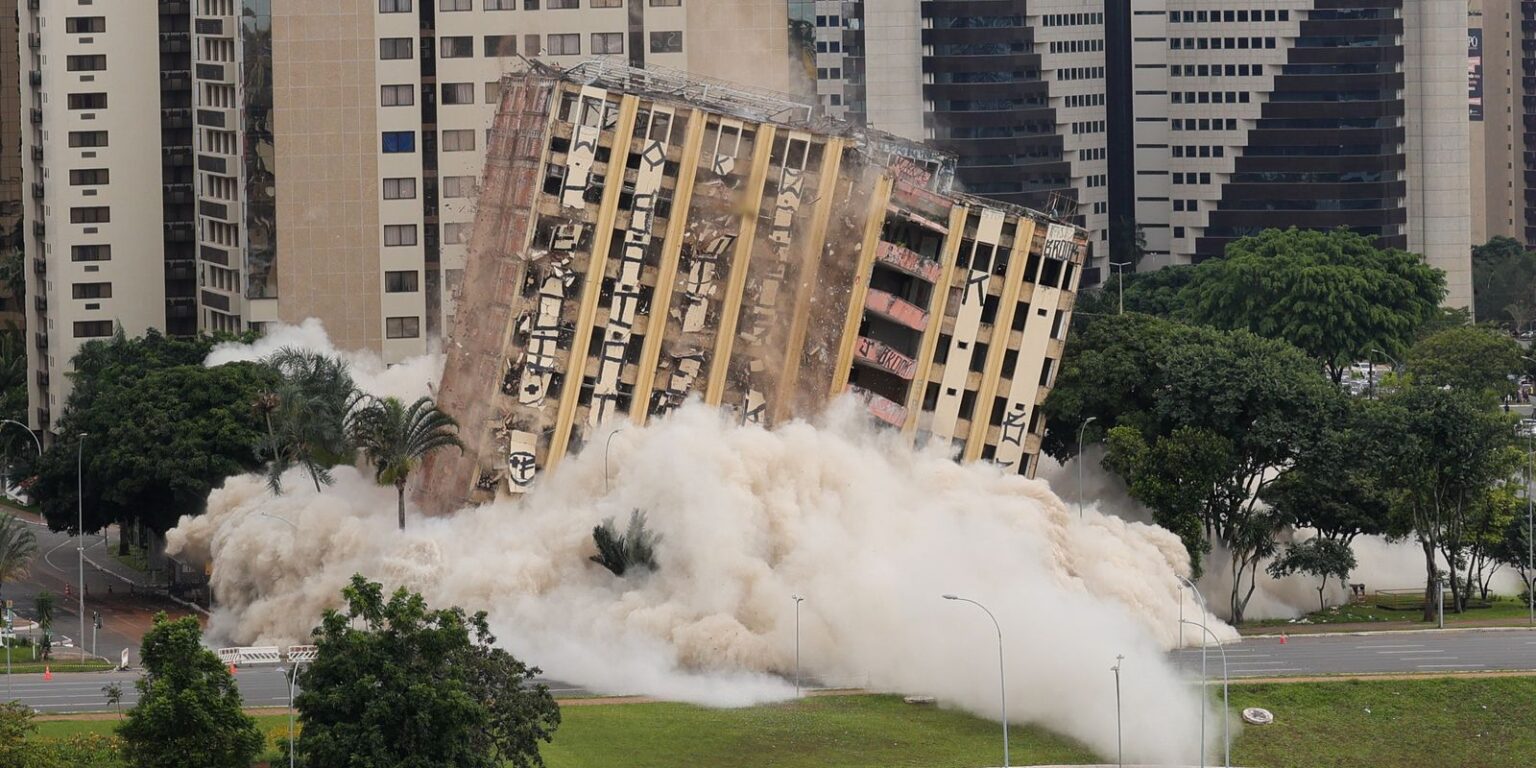 Antigo hotel Torre Palace, abandonado há mais de uma década, é implodido em Brasília