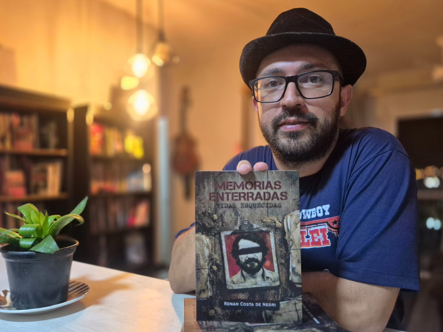 Piracicabano lança livro sobre presos políticos que foram enviados para manicômios