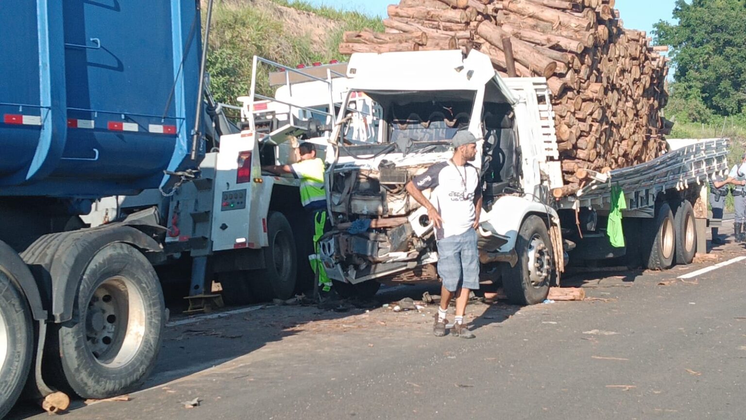 Acidente envolvendo dois caminhões faz carga de madeira se desprender e atingir dois veículos em Piracicaba