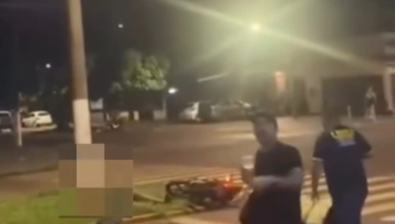 Segurança arremessa tambor de lixo em motociclista “cortando grau”