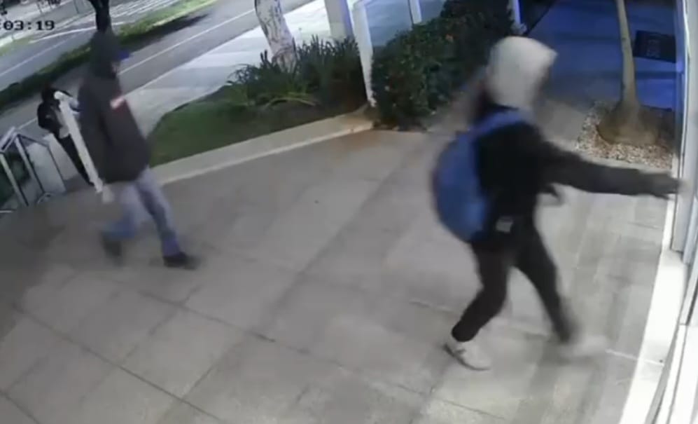 Câmera registra ação de três indivíduos roubando loja de iphone em Piracicaba