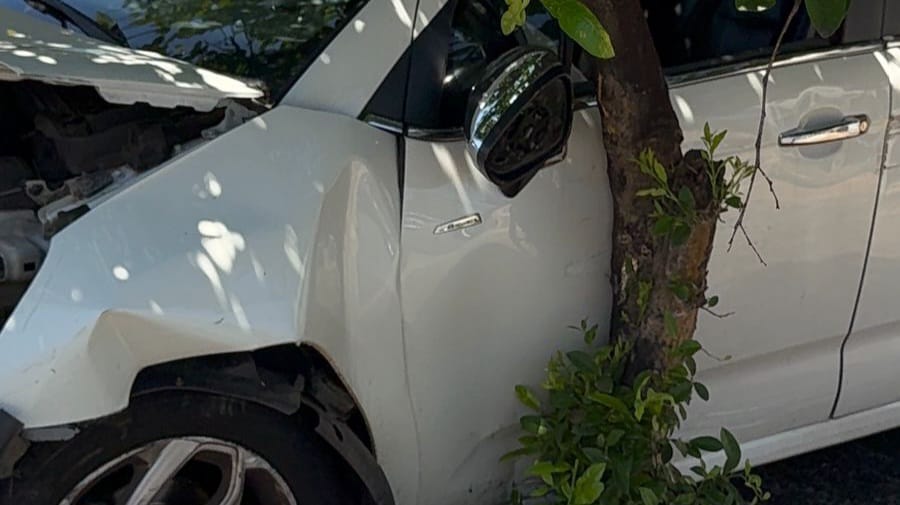 Após perder os sentidos, motorista bate em árvore e fica presa nas ferragens em Piracicaba
