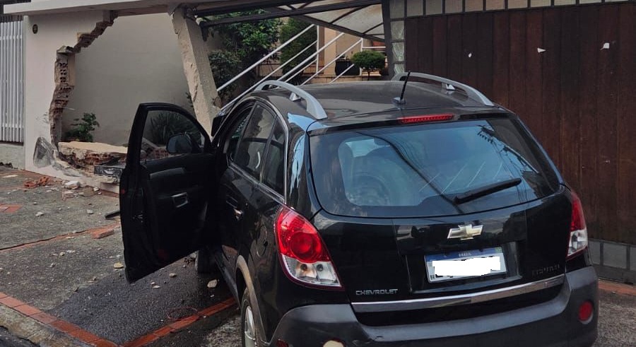 Condutora que bateu o carro em estabelecimento havia furtado veículo de rapaz que conheceu na noite em Piracicaba