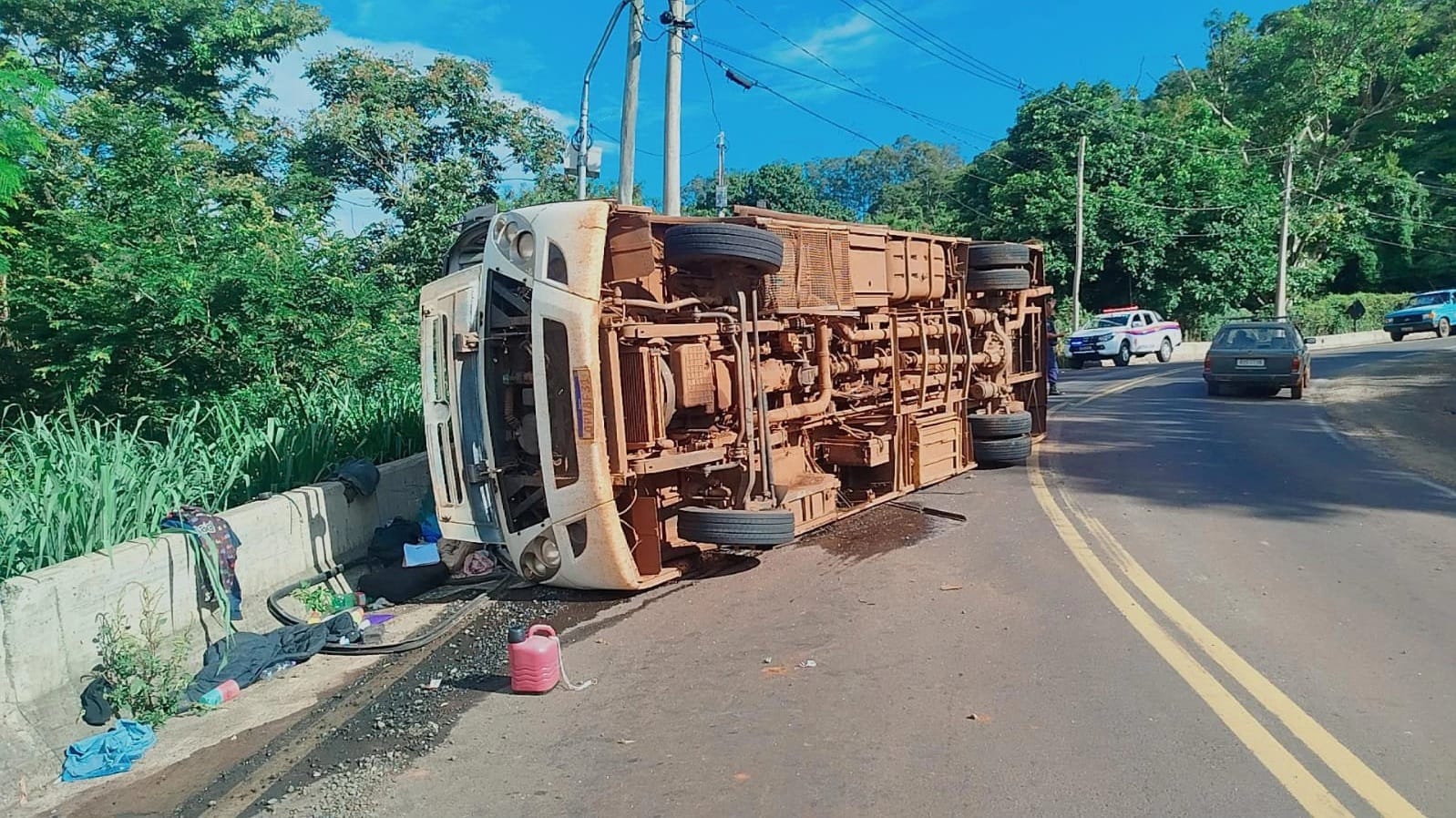 Ônibus com 13 trabalhadores tomba na Serra de São Pedro; dois estão em estado grave