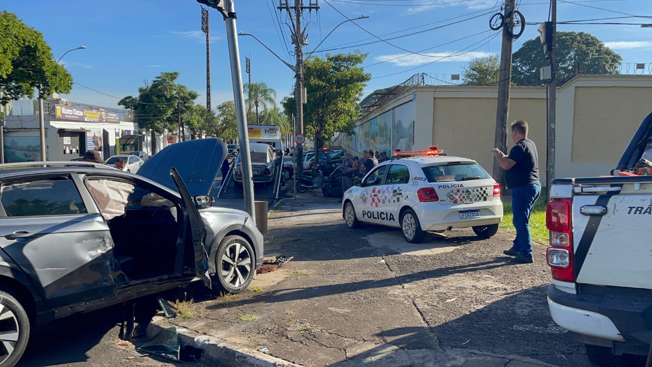 Acidente envolvendo quatro veículos é registrado em avenida de Piracicaba