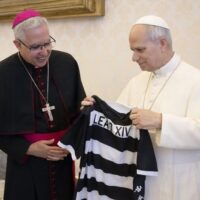 Papa Leão XIV ganha camiseta do XV de Piracicaba