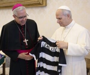 Papa Leão XIV ganha camiseta do XV de Piracicaba