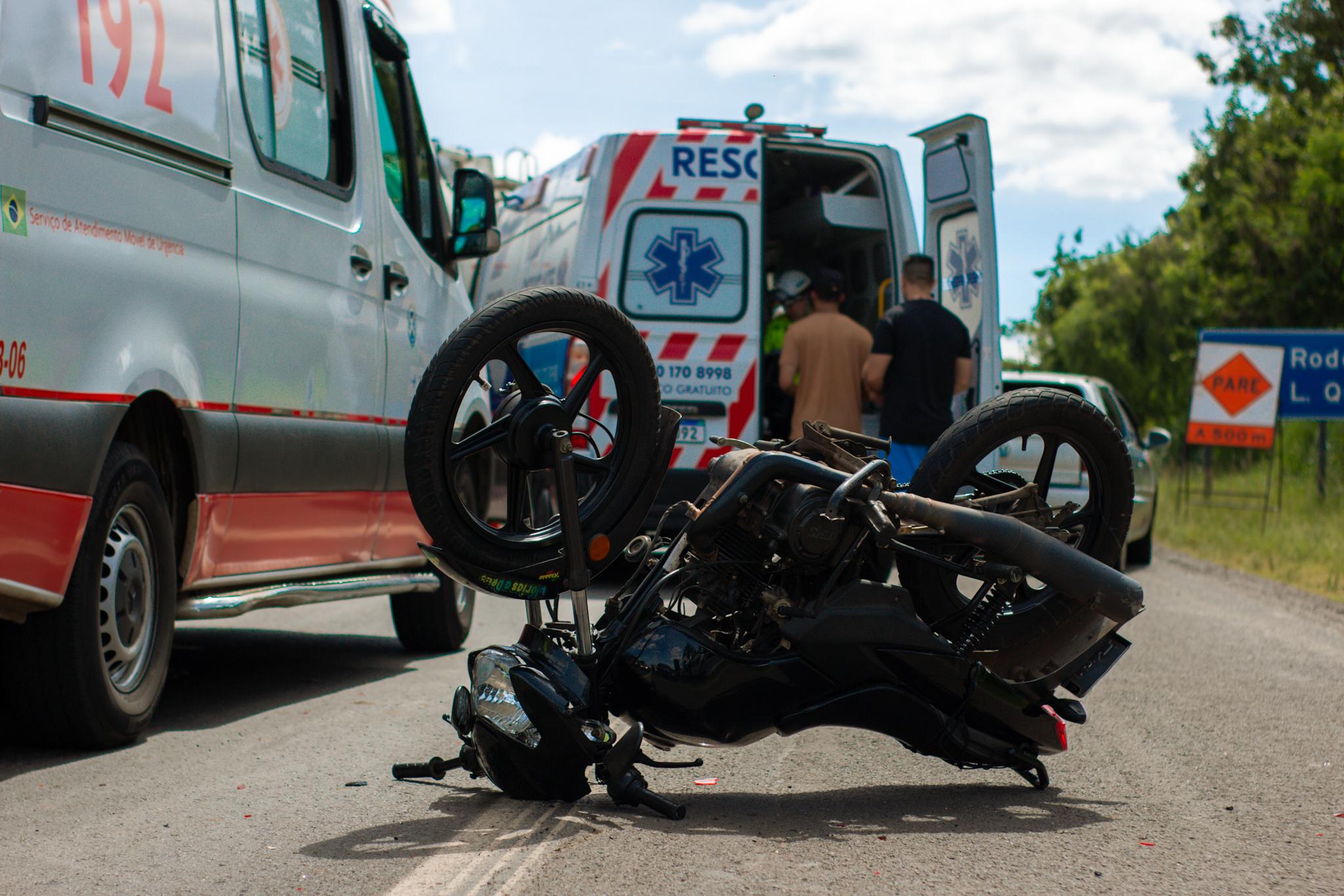 Colisão entre moto e carro deixa dois feridos na Rodovia Geraldo de Barros, em Piracicaba Colisão entre moto e carro deixa dois feridos na Rodovia Geraldo de Barros, em Piracicaba