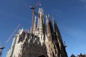 Com cruz no topo, Sagrada Família se consolida como a igreja mais alta do mundo